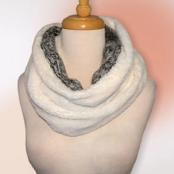WHITE Faux Fir and Cable Knit Infinity Scarf NWOT - Picture 4 of 9